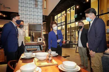 KUNJUNG BILIK PAMERAN: Cik Low Yen Ling (tengah) mengunjungi bilik pameran jenama perabot Commune di Millenia Walk semalam. Bersama beliau ialah (dari kanan) CEO Commune, Encik Joshua Koh; Pengarah Eksekutif Koda, Encik Ernie Koh; Timbalan Pengerusi dan Pengarah Urusan Koda, Encik James Koh; dan Pengarah Urusan ESG, Encik Jeffrey Siow. - Foto BH oleh GAVIN FOO