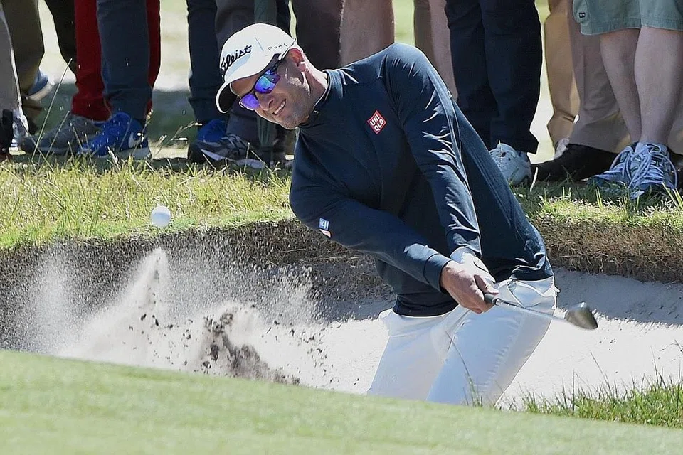 TIGA YANG TERBAIK: Ernie Els, Adam Scott (atas) dan Sergio Garcia, yang di kalangan mereka pernah menjuarai kejohanan 'Major' golf dunia dan pelbagai kejuaraan PGA lain, merupakan antara tarikan utama di edisi ke-51 Kejohanan Golf Terbuka Singapura SMBC kali ini yang berlangsung di Sentosa Golf Club pada Khamis hingga Ahad ini. - Foto AFP