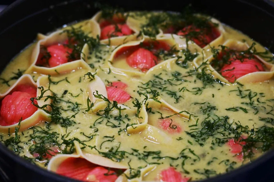 Gabungan cita rasa Melayu dan seni pasta Italy terserlah menerusi hidangan Udang Lemak Daun Kunyit Girasole, yang menampilkan pasta buatan tangan berbentuk bunga matahari, disajikan bersama kuah lemak berkrim, nanas panggang dan daun kunyit rangup.