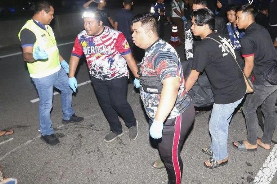 Tiga penunggang motosikal maut dalam kemalangan membabitkan tujuh motosikal di Kilometer (KM) 9.9, Lebuhraya Ketereh-Kota Bharu, di sini, jam 12.30 tengah malam, 16 April.