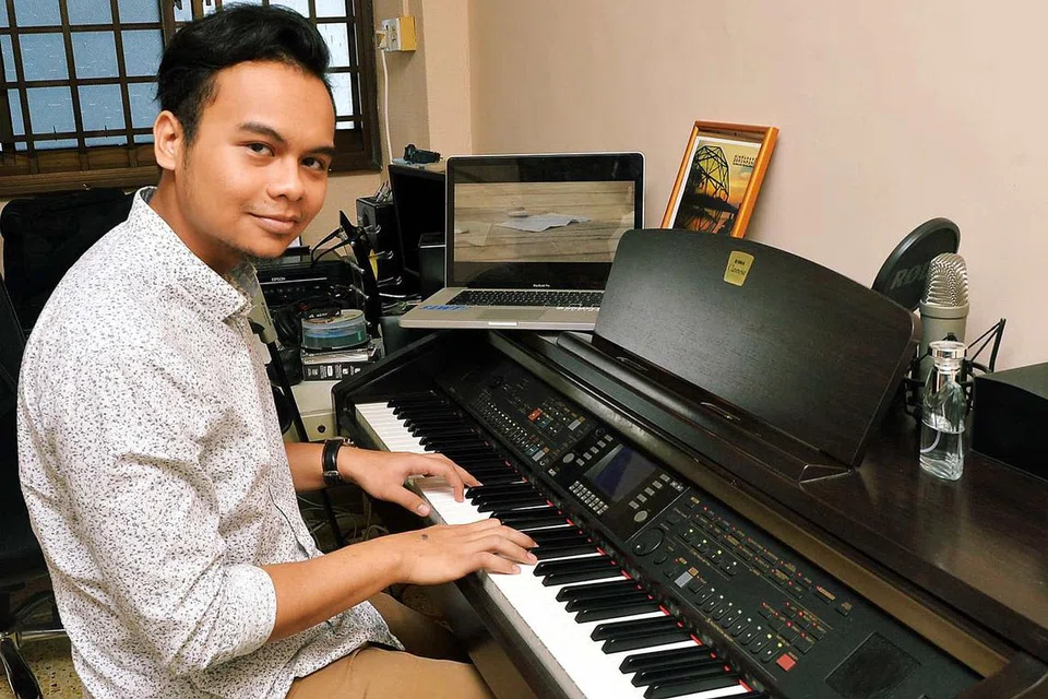 MUDA BELIA DAN BANYAK IDEA: Bakti Khair memiliki pakej rupa, suara dan gaya persembahan yang menarik minat penonton SG Mania. - Foto KHALID BABA