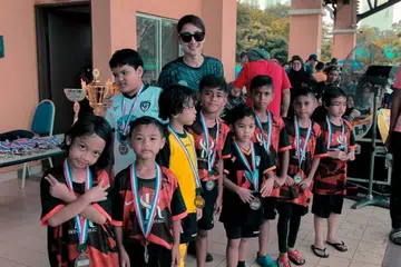 KERANA MINAT DAN ANAK: Rita Rudaini (tengah, bercermin mata hitam) menubuhkan kelab bola sepak kerana antara lain mahu memberi pendedahan awal kepada dua anaknya berusia sembilan dan tujuh tahun terhadap sukan bola sepak. - Foto INSTAGRAM @RRCOUGARSFC