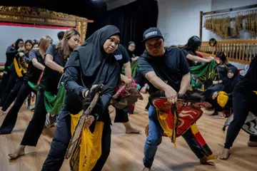 Tarian kuda kepang lazimnya dipersembahkan semasa acara seperti majlis perkahwinan Melayu. Penari akan ‘menunggang’ kuda boneka dan menari mengikut rentak muzik tradisional Jawa.
