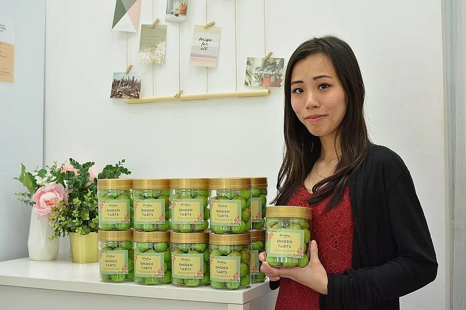 DAPAT SAMBUTAN: Cik Ayra Chee berkata 'Tat Ondeh' yang dijual di kedai keknya Wonders Bakery mendapat sambutan hangat tahun ini. - Foto ihsan AYRA CHEE