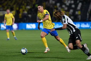 MASIH TANGKAS: Cristiano Ronaldo menggelecek bola melepasi lawan dalam perlawanan Piala Raja Saudi. Gol yang dijaringkannya membantu Al-Nassr mara ke separuh akhir.