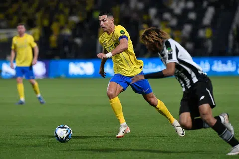 MASIH TANGKAS: Cristiano Ronaldo menggelecek bola melepasi lawan dalam perlawanan Piala Raja Saudi. Gol yang dijaringkannya membantu Al-Nassr mara ke separuh akhir.