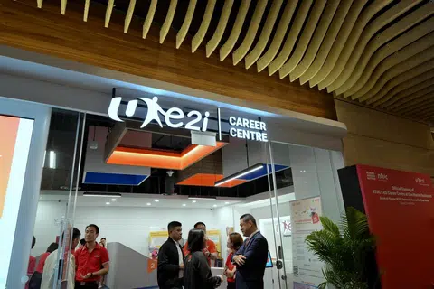 Pusat kerjaya baru e2i di One Marina Boulevard dilengkapi paparan bantuan kendiri interaktif yang memberi pencari kerja akses kepada rangkaian perkhidmatan dan e-sumber NTUC bagi pekerjaan dan kemahiran.