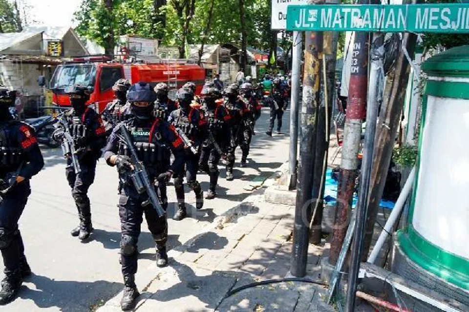 Anggota Polis Metropolitan Jakarta berkawal di kawasan Jalan Matraman Mesjid, Jakarta, selepas pergaduhan antara dua kumpulan penduduk yang mengorbankan seorang mangsa dan mencederakan seorang lagi. Gabenor Jakarta, Pramono Anung, menggesa orang ramai supaya tidak mengaitkan insiden itu dengan isu etnik atau perkauman, sebaliknya menyerahkan sepenuhnya siasatan kepada pihak berkuasa bagi memastikan mereka yang bertanggungjawab dibawa ke muka pengadilan.