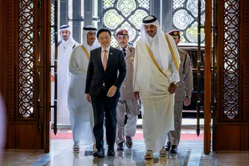Perdana Menteri merangkap Menteri Kewangan, Encik Lawrence Wong (kiri), telah disambut oleh Amir Qatar, Sheikh Tamim bin Hamad Al Thani di Amiri Diwan di Doha, Qatar pada 19 Oktober.