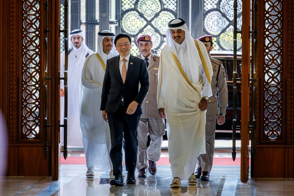 Perdana Menteri merangkap Menteri Kewangan, Encik Lawrence Wong (kiri), telah disambut oleh Amir Qatar, Sheikh Tamim bin Hamad Al Thani di Amiri Diwan di Doha, Qatar pada 19 Oktober.