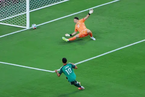 Gol pemain Algeria, Fares Chaibi, pada awal perlawanan  tidak disahkan kerana beliau didapati ofsaid.