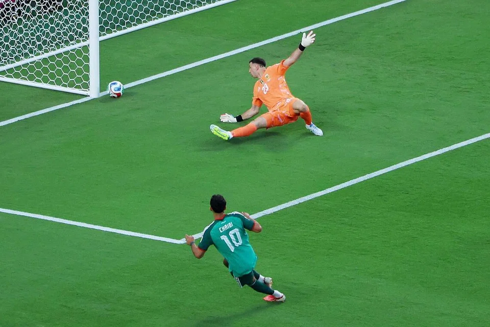 Gol pemain Algeria, Fares Chaibi, pada awal perlawanan  tidak disahkan kerana beliau didapati ofsaid.