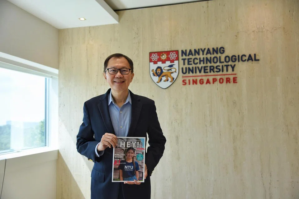Presiden Universiti Teknologi Nanyang (NTU), Profesor Ho Teck Hua, bergambar dengan majalah kampus HEY!, yang dicipta bersama menggunakan teknologi kecerdasan buatan (AI).