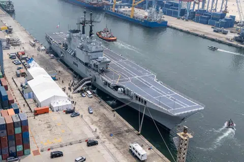 Pemandangan dari udara menunjukkan bekas kapal induk Tentera Laut Italy, Giuseppe Garibaldi, berlabuh di Pelabuhan Tanjung Priok, Jakarta, selepas tiba dari Italy pada 18 September 2026. Kapal berusia 41 tahun itu akan diserahkan kepada Tentera Laut Indonesia dan dinamakan KRI Sriwijaya, sekali gus menjadi kapal induk pertama negara itu dalam usaha memperkukuh dan memodenkan keupayaan pertahanannya.