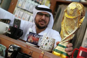 REPLIKA PIALA: Replika Piala Dunia dilihat di sebuah kedai di Souk Waqif, Doha, Qatar. Qatar akan menjadi tuan rumah Piala Dunia 2022 yang akan menyaksikan FIFA menambah kepada 48 pasukan. - Foto Reuters