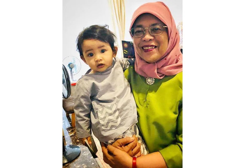 RAYA TAHUN LALU: Presiden Halimah bersama cucunya semasa sambutan Hari Raya tahun lalu. - Foto HALIMAH YACOB / FACEBOOK