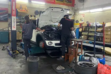 Foto bengkel kereta yang sedang melakukan khidmat servis kereta (Foto hiasan). 