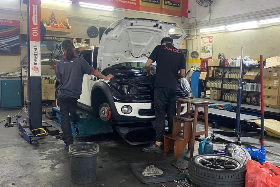Foto bengkel kereta yang sedang melakukan khidmat servis kereta (Foto hiasan). 