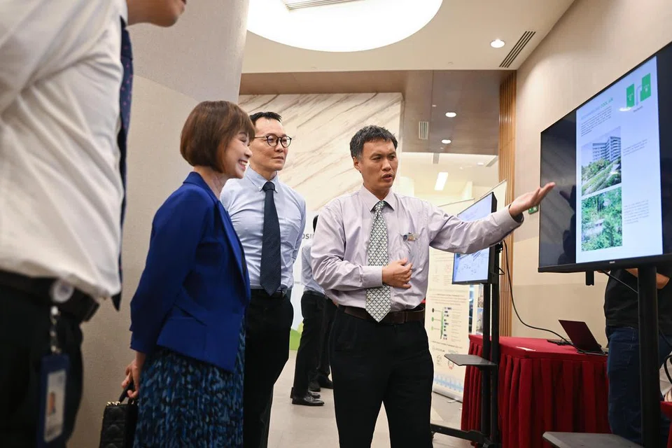 Pengarah Perancangan Prasarana dan Hospital, Yishun Health, Encik Donald Wai (kanan), memberi taklimat kepada Menteri Negara Kanan (Kemampanan dan Sekitaran merangkap Pengangkutan), Dr Amy Khor, sewaktu Simposium Kemampanan Jagaan Kesihatan Awam di Hospital Ng Teng Fong pada 22 April.
