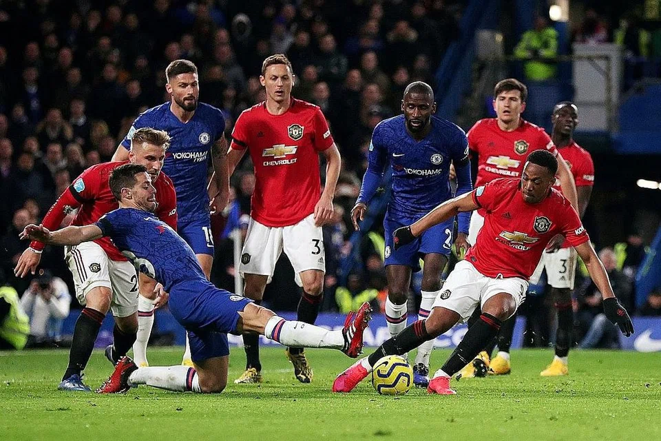 KEMENANGAN BESAR: Penyerang United, Martial (kanan sekali), menjaringkan gol pertama pasukannya dalam kemenangan 2-0 ke atas Chelsea di Stamford Bridge. - Foto Reuters