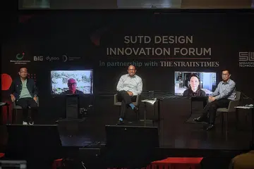 CARI HURAIAN: Dialog semalam dihadiri (dari kiri) Pengarah Eksekutif DesignSingapore Council, Encik Mark Wee; usahawan, James Dyson (dalam video); Encik S. Iswaran; rakan kongsi Bjarke Ingels Group, Encik Brian Yang (dalam video) dan Presiden SUTD, Encik Chong Tow Chong di Forum ST-STUD Design Innovation semalam. - Foto BH oleh KEVIN LIM