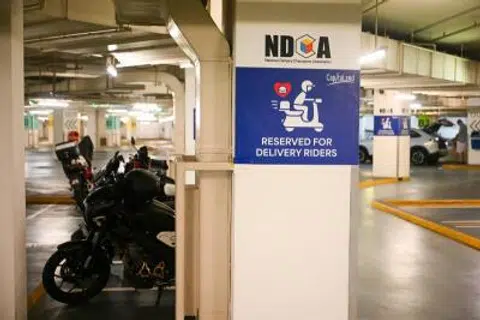 Petak letak kenderaan khas disediakan di Tampines Mall untuk penghantar makanan.