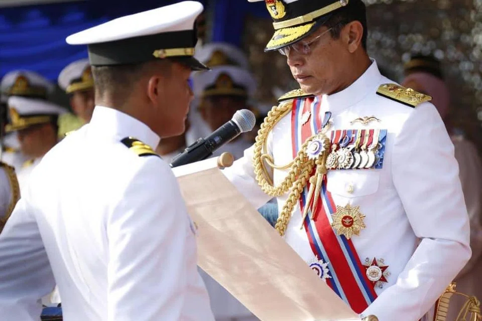Panglima Tentera Laut, Tan Sri Abdul Rahman Ayob, membacakan watikah pentauliahan pada upacara penamaan dan pentauliahan Kapal Diraja Sri Sabah dan Sri Sarawak TLDM di Pangkalan TLDM Tanjung Gelang, Kuantan, Pahang, pada 19 Januari.  