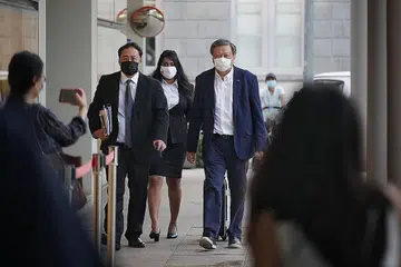 HARI KEDUA PERBICARAAN: Penulis blog Encik Leong Sze Hian (kanan) tiba di mahkamah bersama peguamnya Encik Lim Tean. - Foto BH oleh JASON QUAH