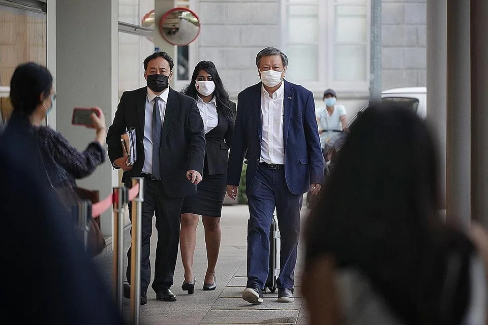 HARI KEDUA PERBICARAAN: Penulis blog Encik Leong Sze Hian (kanan) tiba di mahkamah bersama peguamnya Encik Lim Tean. - Foto BH oleh JASON QUAH