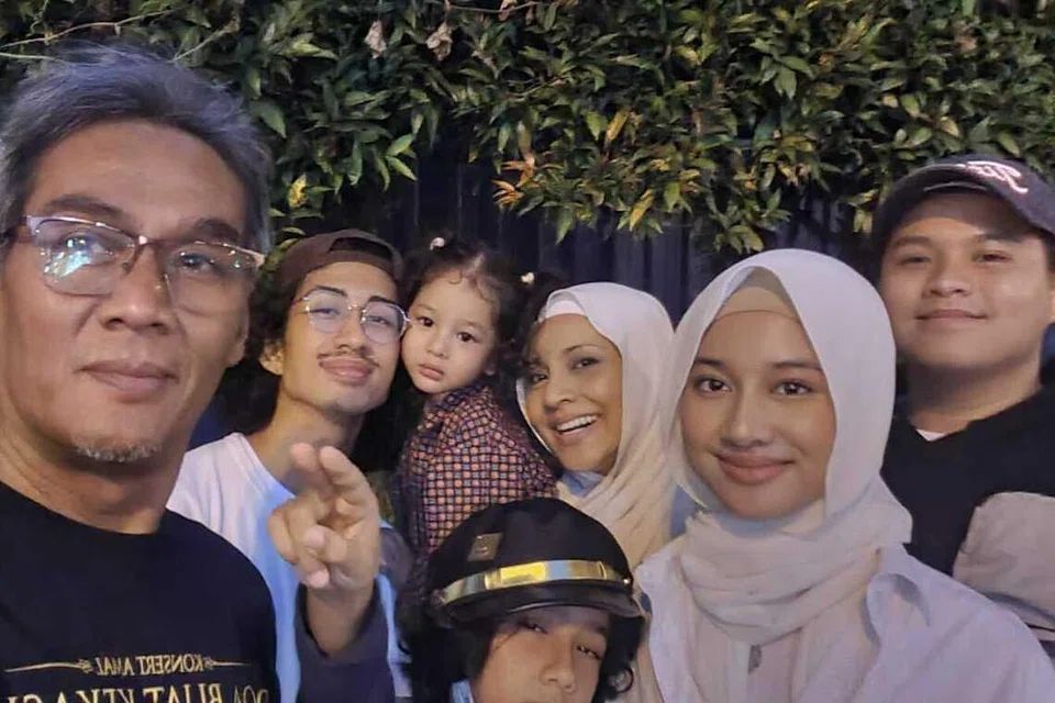 Sejak 13 April, Encik Yazid (paling kiri) tampil mengumpul dana bagi membantu Norish Karman (tiga dari kanan) menjalani rawatan di Malaysia.