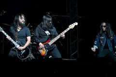 PENTAS KERAS: Gadingan penyanyi Muss (kanan), pemain gitar Jo Branko (kiri) dan pemain bes Ruzaimi (tengah) membuat Babarik Pentas Keras 2.0 satu malam yang tidak dapat dilupakan.