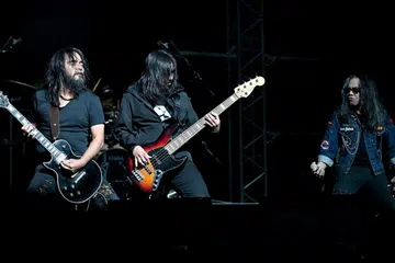 PENTAS KERAS: Gadingan penyanyi Muss (kanan), pemain gitar Jo Branko (kiri) dan pemain bes Ruzaimi (tengah) membuat Babarik Pentas Keras 2.0 satu malam yang tidak dapat dilupakan.