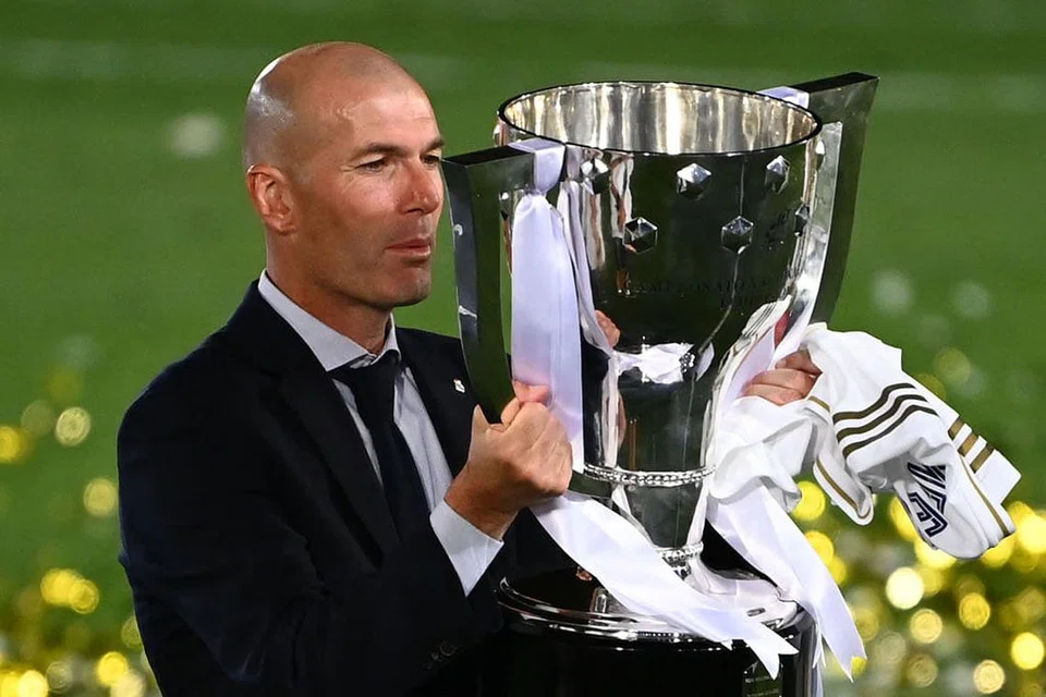 HEBAT: Presiden Real Madrid, Florentino Perez menggambarkan Zinedine Zidane sebagai "anugerah dari syurga" selepas pengurus itu menghadiahkan gelaran La Liga ke-34 buat kelab itu. - Foto AFP