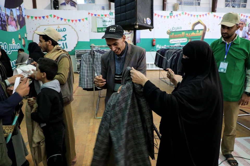Umat Islam di bandar Sanaa, Yaman, memilih pakaian baru di pusat pengagihan yang ditubuhkan oleh pertubuhan amal Zakat sebagai persiapan untuk Aidilfitri pada 27 Mac.