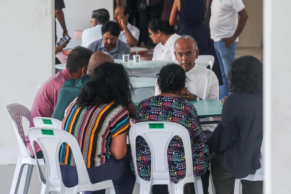 Encik Shanmugam (duduk, dua dari kanan) bertemu keluarga mendiang Sarjan Uvaraja Gopal di Blk 393 Yishun Ave 6 pada 23 Julai 2023.