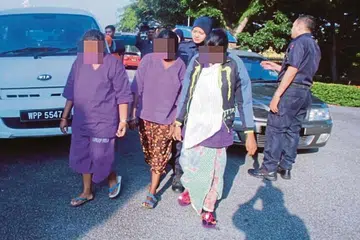 BANTU SIASATAN: Tiga wanita ini antara suspek yang ditahan ekoran kematian seorang bayi lelaki yang ditemui di dalam perigi di Kampung On Lok, Batang Melaka, malam kelmarin. - Foto NSTP