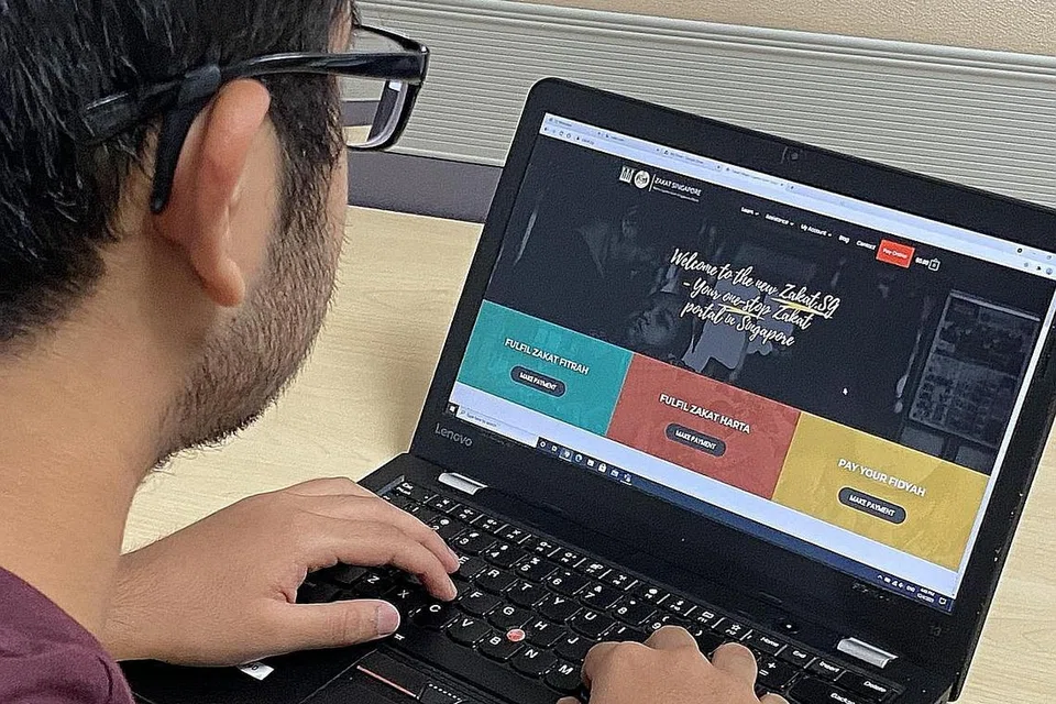 BAYAR ZAKAT LEBIH MUDAH: Portal zakat yang dipertingkatkan membolehkan masyarakat menunaikan zakat mereka menggunakan pelbagai wadah seperti PayNow, kad debit dan eNETS. - Foto MUIS