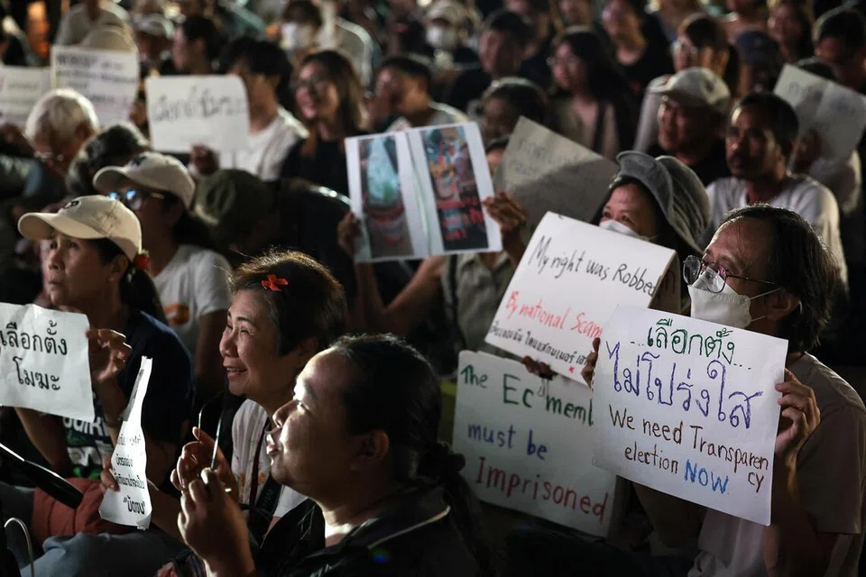 Orang ramai memegang plakad semasa protes menuntut pengiraan semula undi di seluruh negara ketika Suruhanjaya Pilihan Raya Thailand (EC) berdepan tekanan berhubung dakwaan ketidakaturan dan kurang ketelusan dalam pengiraan undi di lebih sedozen kawasan pilihan raya selepas pilihan raya umum 8 Februari, di Bangkok, Thailand, 14 Februari 2026. 