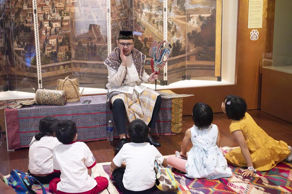 Sesi bercerita interaktif bersama tukang cerita, Encik Hafiz Rashid, di Pusat Fort Canning.