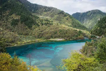 Pemandangan indah tasik jernih berwarna-warni boleh dilihat di Taman Nasional Jiuzhaigou terletak di wilayah Sichuan, China.