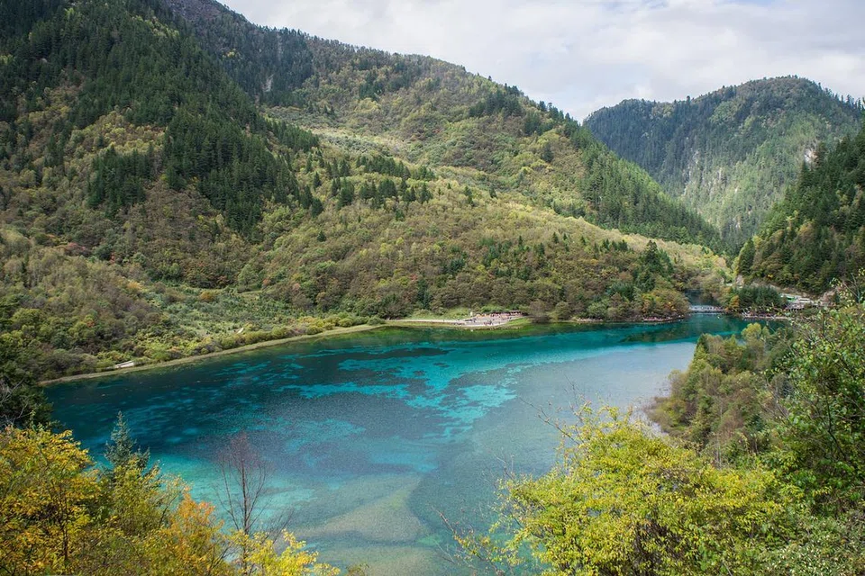 Pemandangan indah tasik jernih berwarna-warni boleh dilihat di Taman Nasional Jiuzhaigou terletak di wilayah Sichuan, China.