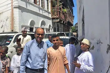 GAMBAR KENANGAN: Encik Tharman yang mengucapkan Selamat Hari Raya kepada umat Islam di Facebooknya mengunjungi masjid abad ke-16, Masjid Al Mandhry di Mombasa, Kenya. - Foto FACEBOOK THARMAN SHANMUGARATNAM
