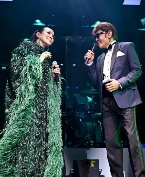 Berduet lagu ‘ Kehebatan Cinta’ dengan penyanyi undangan, Datuk Jamal Abdillah.