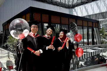 BERKAT TEKUN BELAJAR: (Dari kiri) Suhaimi Yusof, Fauzie Laily dan Rubiah Mohd, akhirnya memenuhi impian mereka menggenggam ijazah Sarjana Muda Penerbitan Media Penyiaran daripada MDIS di majlis penyampaian yang diadakan di Hotel Fairmont semalam. - Foto ADELINE FOO
