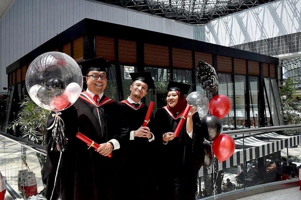 BERKAT TEKUN BELAJAR: (Dari kiri) Suhaimi Yusof, Fauzie Laily dan Rubiah Mohd, akhirnya memenuhi impian mereka menggenggam ijazah Sarjana Muda Penerbitan Media Penyiaran daripada MDIS di majlis penyampaian yang diadakan di Hotel Fairmont semalam. - Foto ADELINE FOO