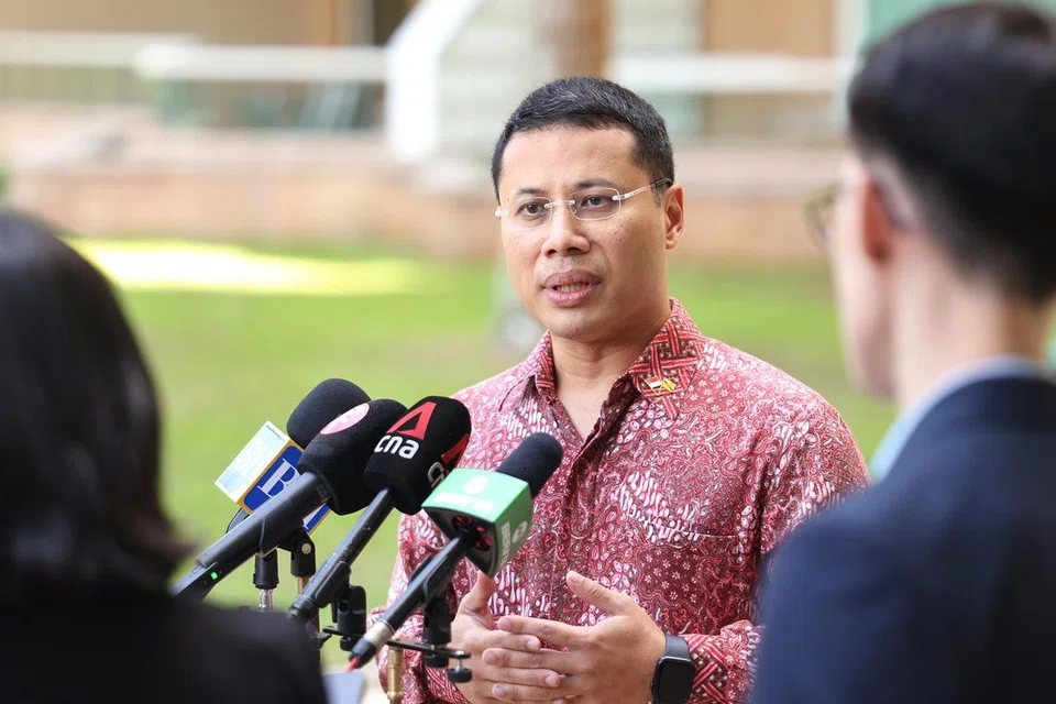 JALIN HUBUNGAN ISTIMEWA: Menteri Pembangunan Negara, Encik Desmond Lee, menegaskan semula anggota pemerintah Singapura yang mudah akan melaburkan masa dan tenaga untuk memperkukuhkan hubungan antara Brunei dengan Singapura.