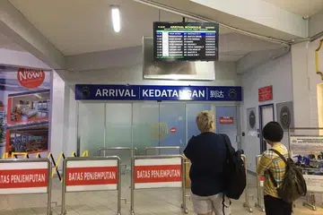 Pemecatan, pegawai imigresen, Batam, isu pemerasan di pintu masuk Indonesia, pelancong asing 