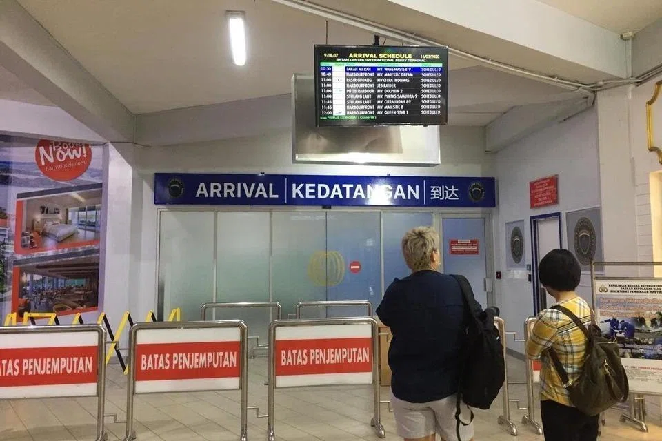 Pemecatan, pegawai imigresen, Batam, isu pemerasan di pintu masuk Indonesia, pelancong asing 