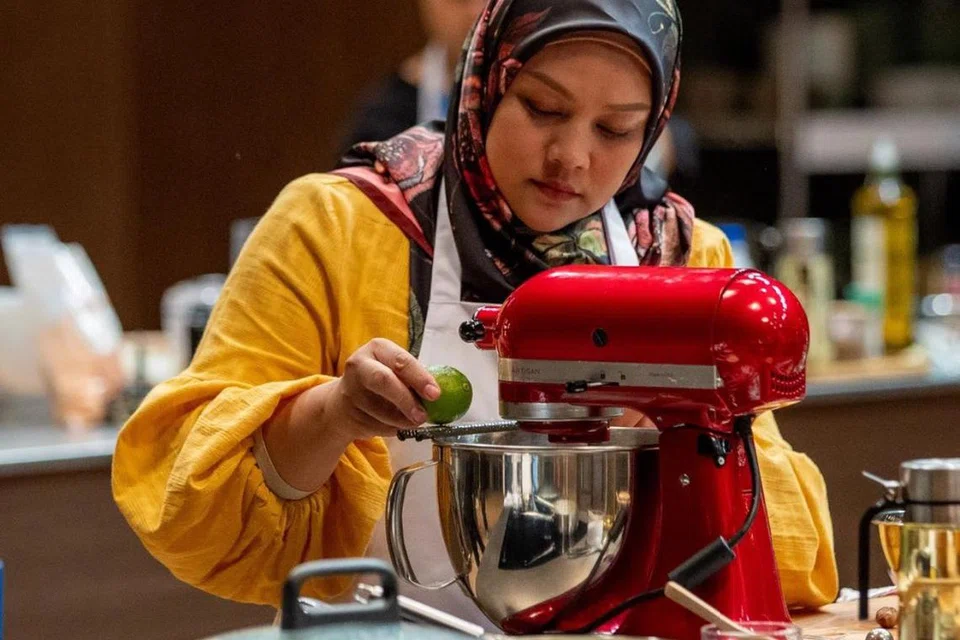 GIGIH BEREKSPERIMEN: Cik Tina Amin menyedari bahawa perjalanan dalam ‘MasterChef Singapore’ menerapkan semangat ingin keluar dari zon selesa bagi dirinya yang akur banyak lagi seni kulinari yang perlu diperkasa walau beliau pernah menjalankan perniagaan kek dan pastri.