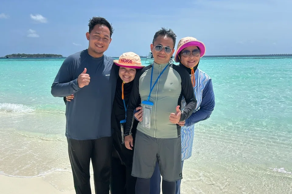 Penulis bersama anggota keluarga terpesona dengan keindahan air laut yang sangat jernih dan biru ketika meluangkan masa bersantai di sebuah sandbank (beting pasir) yang memukau.